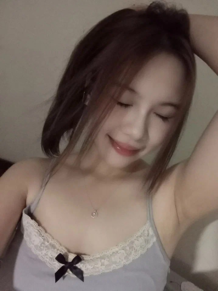 Nữ cosplayer thất nghiệp ở nhà tự sướng thì anh shipper đến giao hàng nhìn thấy
