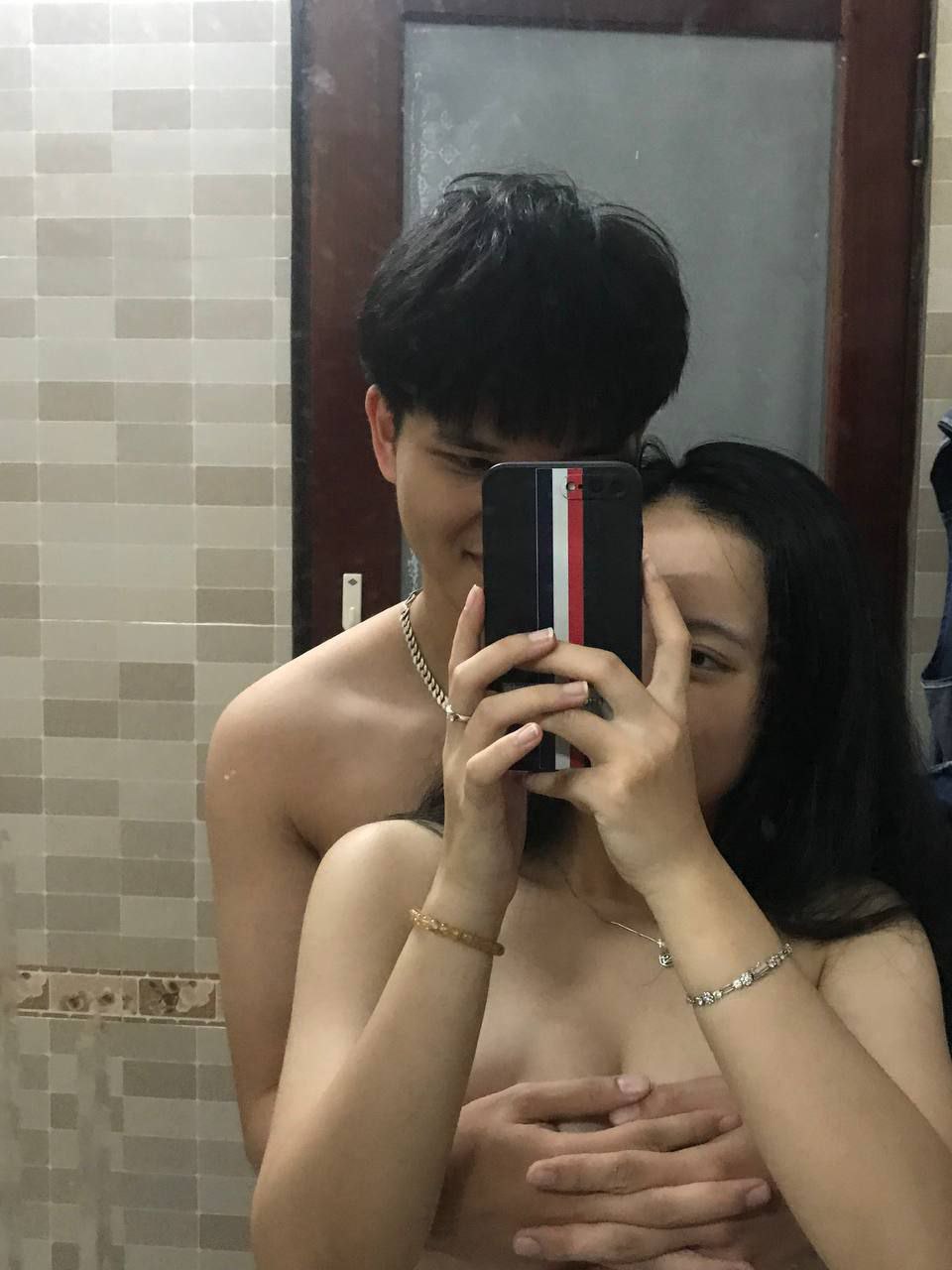Qiqi người mới xinh đẹp với hình xăm đắt giá, được liếm, được dùng chân, được quan hệ theo kiểu chó, được cạo lông trên bồn cầu rồi quan hệ...